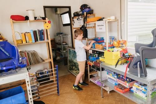 Junge im Verschenk-Häusle Junge im Verschenk-Häusle