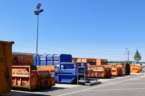 Pressen und Container auf dem Wertstoffhof Deckenpfronn