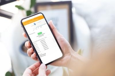 Abfall-App Hand mit Handy auf dem die Abfall-App angezeigt wird.