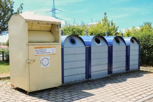 Containerstandort für Glas, Dosen und Alttextilien
