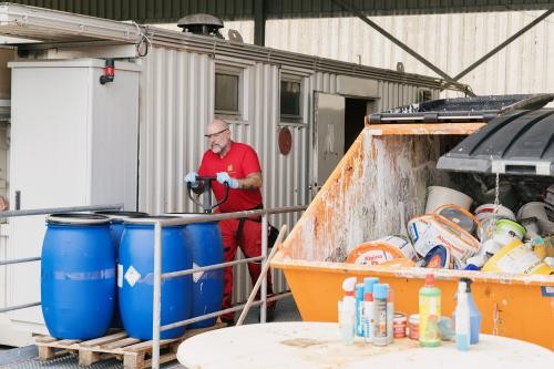 Mitarbeiter bei der Schadstoffsammelstelle