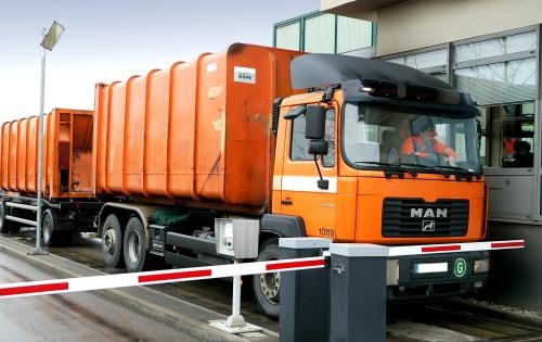 Müllfahrzeug wird bei der Anlieferung verwogen