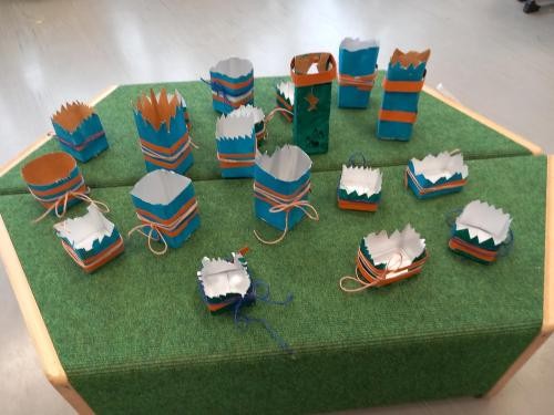 viele selbstgestaltete Stiftehalter