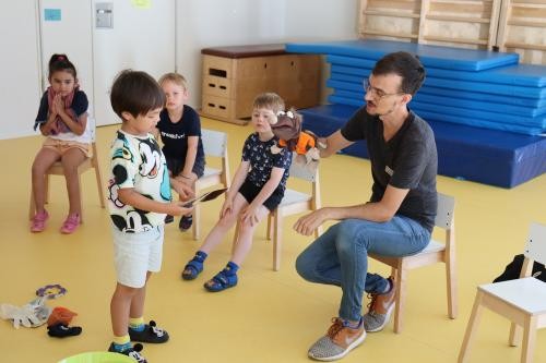 Stuhlkreis mit Kindern und Monti dem Maulwurf