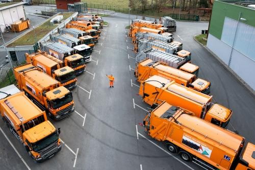 Parkplatz mit 20 Müllsammelfahrzeugen
