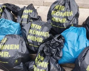 Viele Säcke voll gesammeltem Wilden Müll 