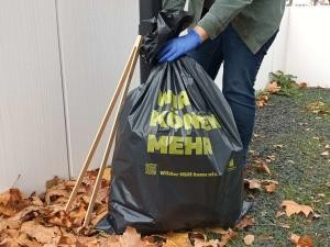 Voller Müllsack mit der Aufschrift "Wir können mehr"