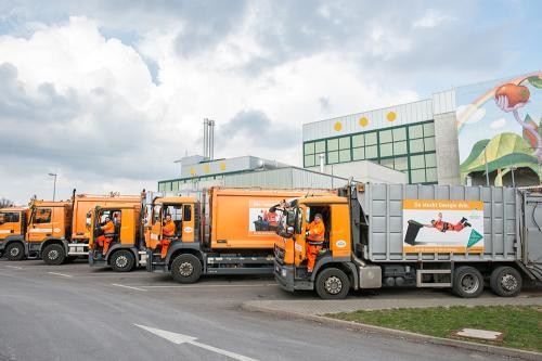 aufgereihte Müllsammelfahrzeuge