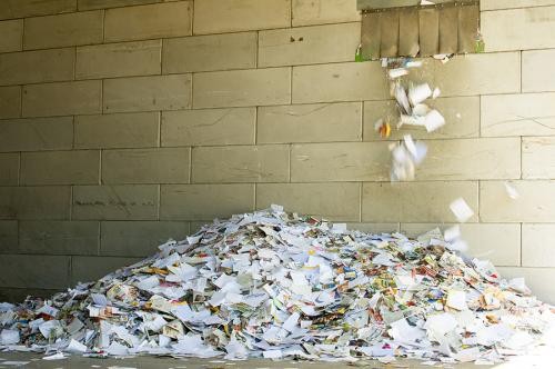 Papierauswurf in der Papiersortieranlage Sindelfingen