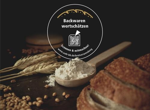 Plakat mit einem Brot, Mehl und Getreide