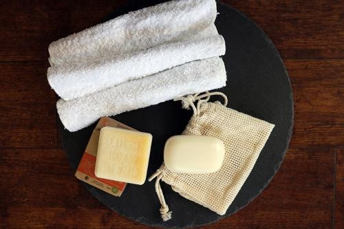 Feste Seife und Waschlappen