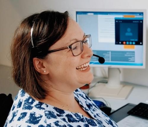 Mitarbeiterin der Kundeninformation am Telefon