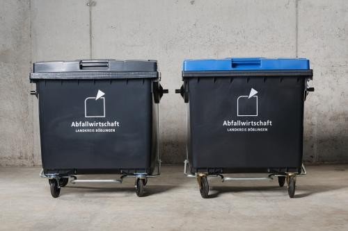 Container für Restmüll und Papier 1.100-Liter Container für Restmüll und Altpapier mit Öffnungsmechanismus.