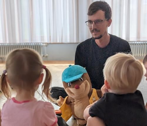 Monti der Maulwurf mit Kindern