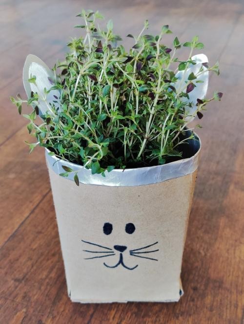 Blumenübertopf aus einer alten Milchtüte als Osterhase gestaltet