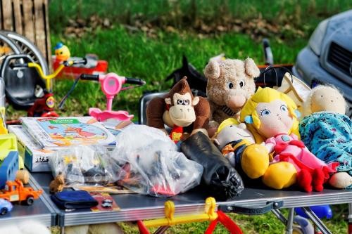 Flohmarkttisch mit Plüschtieren und Spielsachen