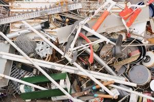 Inhalt eines Schrottcontainers