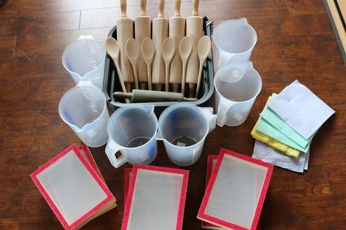 Messbecher, Löffel, Wellholz, Lappen, Schöpfrahmen