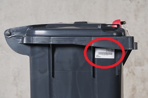 Eine Seitenaufnahme einer Mülltonne mit einer der rot markierten Behälternummer