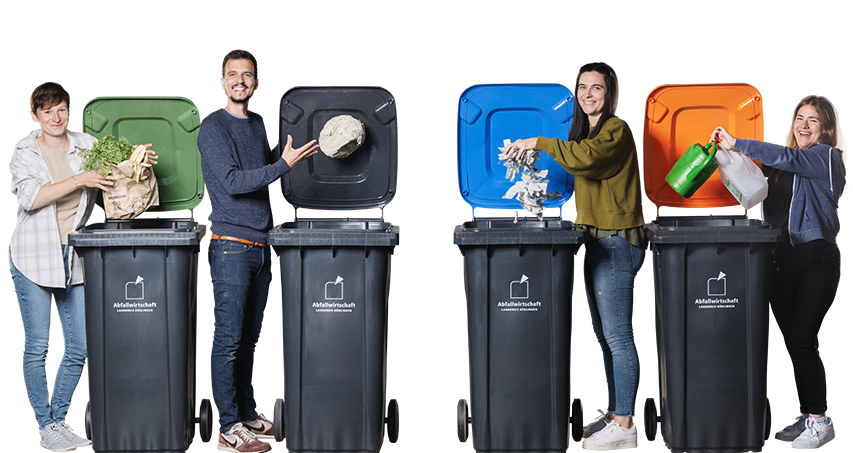 Biotonne, Restmülltonne, Papiertonne und Wertstofftonne und vier Personen, die etwas in die Tonnen einwerfen.