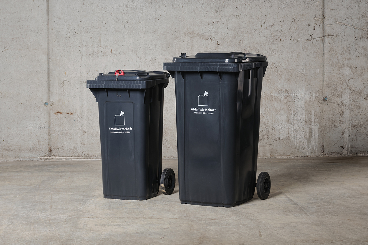 Zwei Restmülltonnen in verschiedenen Größen