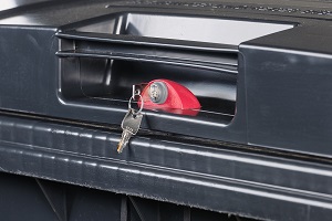 Eine Mülltonne mit einem Schloss als Sonderausstattung