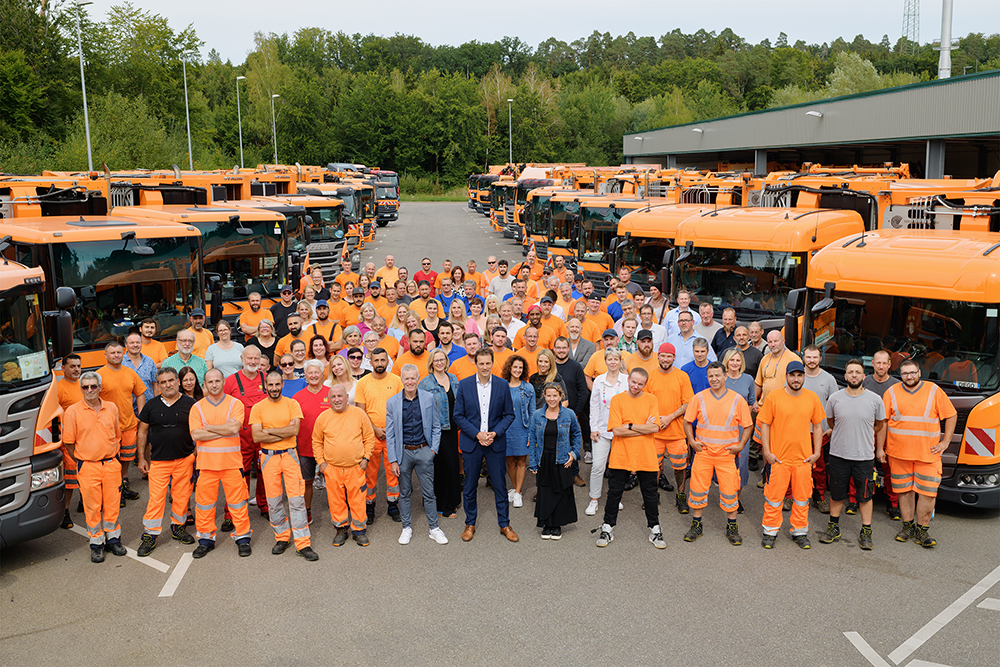 Gruppenfoto Mitarbeiter AWB mit Fuhrpark Müllabfuhr