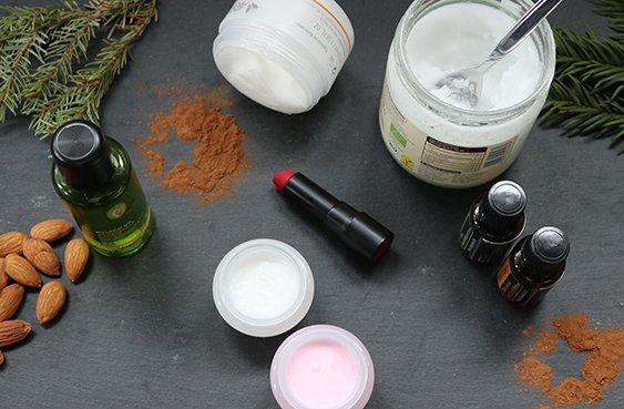 Kokosöl, Sheabutter, Mandelöl, zwei Tiegel und ein Lippenstift