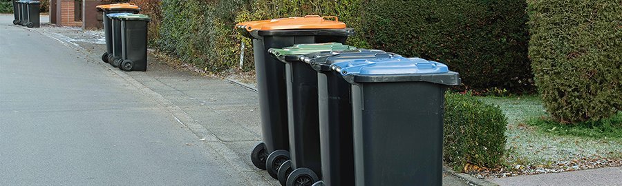 Mülltonnen am Straßenrand